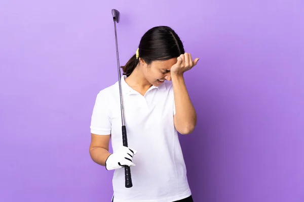 Mladý Golfista Žena Přes Izolované Barevné Pozadí Bolestí Hlavy — Stock fotografie