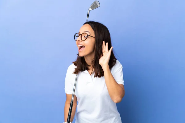 Young Golfer Woman Isolated Colorful Background Listening Something Putting Hand — Stock Photo, Image