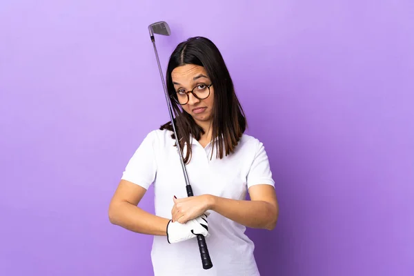 Giovane Donna Golfista Sfondo Colorato Isolato Facendo Gesto Essere Ritardo — Foto Stock