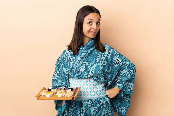 Frau Trägt Kimono Und Hält Sushi Über Isoliertem Hintergrund Mit — Stockfoto