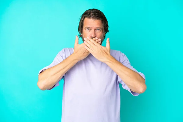 Senior Nederlandse Man Geïsoleerd Blauwe Achtergrond Bedekken Mond Met Handen — Stockfoto