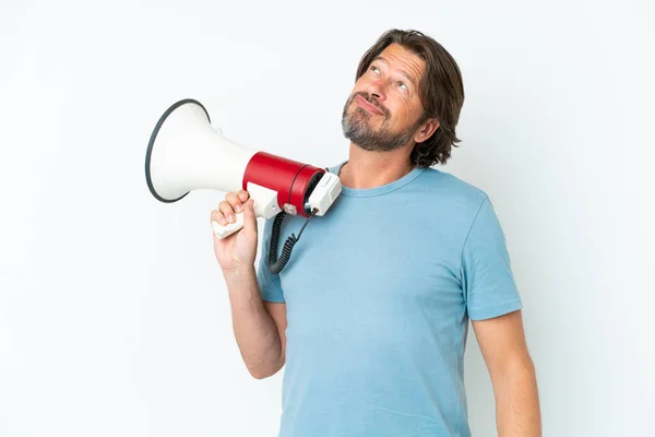 Senior Nederlandse Man Geïsoleerd Witte Achtergrond Met Een Megafoon Denken — Stockfoto