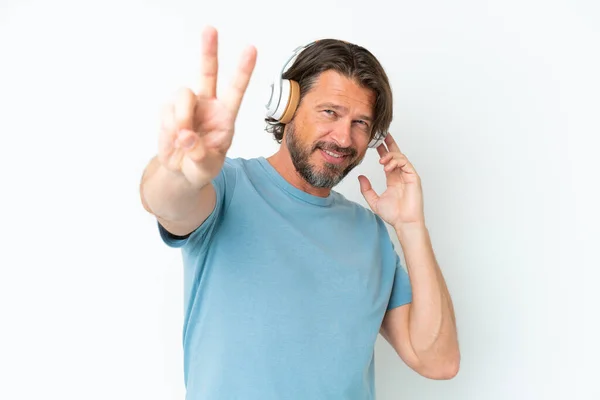 Hombre Holandés Mayor Aislado Sobre Fondo Blanco Escuchando Música Cantando — Foto de Stock