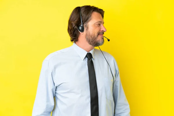 Telemarketer Holenderski Człowiek Pracuje Słuchawki Izolowane Żółtym Tle Patrząc Stronie — Zdjęcie stockowe