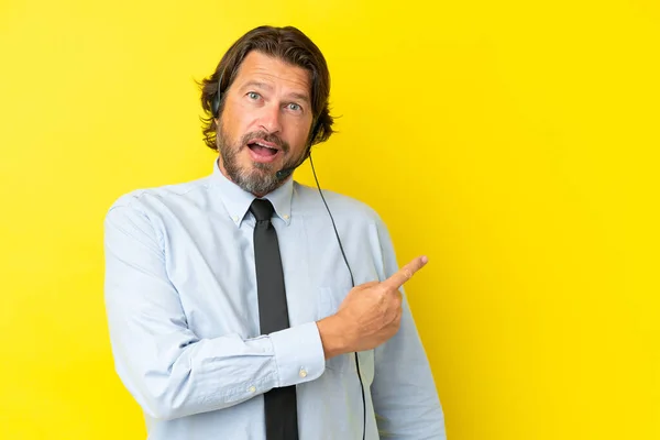 Hombre Holandés Telemarketer Trabajando Con Auricular Aislado Sobre Fondo Amarillo —  Fotos de Stock