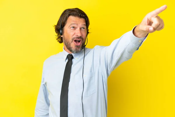 Telemarketer Holandês Homem Trabalhando Com Fone Ouvido Isolado Fundo Amarelo — Fotografia de Stock