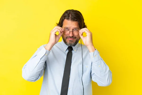 Telemarketer Ολλανδός Που Εργάζονται Ένα Ακουστικό Απομονώνονται Κίτρινο Φόντο Γυαλιά — Φωτογραφία Αρχείου