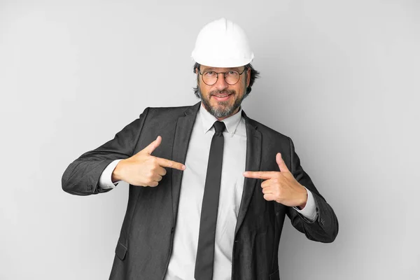 Jovem Arquiteto Homem Com Capacete Sobre Fundo Isolado Orgulhoso Auto — Fotografia de Stock