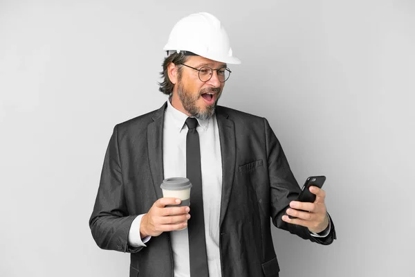 Joven Arquitecto Con Casco Sobre Fondo Aislado Sosteniendo Café Para — Foto de Stock