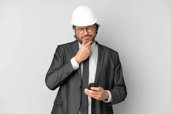 Joven Arquitecto Con Casco Sobre Fondo Aislado Pensando Enviando Mensaje — Foto de Stock