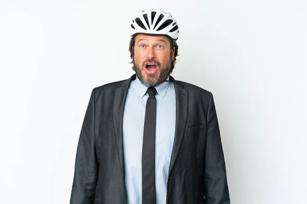 ビジネスシニア男とともに自転車ヘルメット隔離上の白い背景とともに驚きの表情 — ストック写真