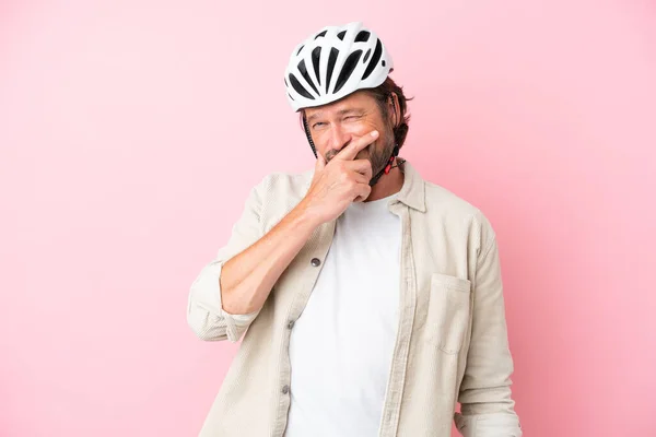 Älterer Holländischer Mann Mit Fahrradhelm Auf Rosa Hintergrund Mit Zweifeln — Stockfoto