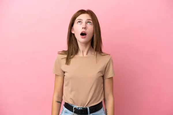 Mladá Anglická Žena Izolované Růžovém Pozadí Vzhlíží Překvapeným Výrazem — Stock fotografie