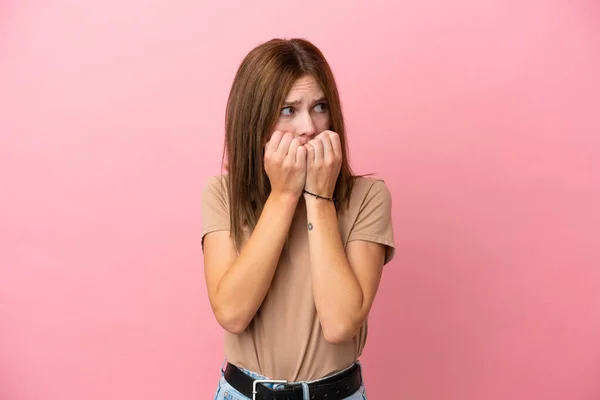 Jovem Inglesa Isolada Fundo Rosa Nervosa Assustada Colocando Mãos Boca — Fotografia de Stock