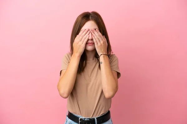 Joven Mujer Inglesa Aislada Sobre Fondo Rosa Cubriendo Los Ojos —  Fotos de Stock