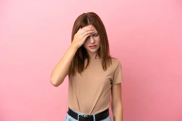 Pembe Arka Planda Başağrısı Olan Genç Bir Ngiliz Kadın — Stok fotoğraf