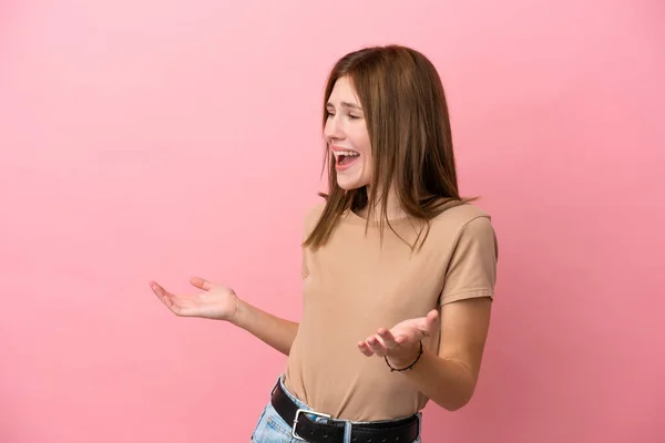 Jeune Femme Anglaise Isolée Sur Fond Rose Avec Expression Surprise — Photo