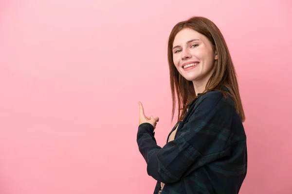 Junge Engländerin Isoliert Auf Rosa Hintergrund — Stockfoto