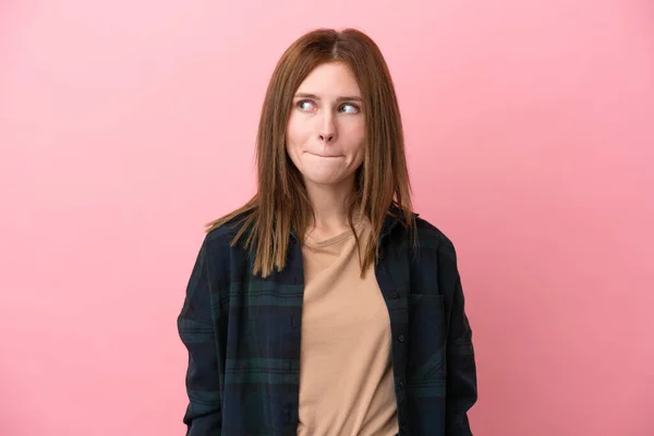 Jeune Femme Anglaise Isolée Sur Fond Rose Ayant Des Doutes — Photo