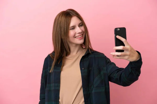 Joven Mujer Inglesa Aislada Sobre Fondo Rosa Haciendo Una Selfie —  Fotos de Stock