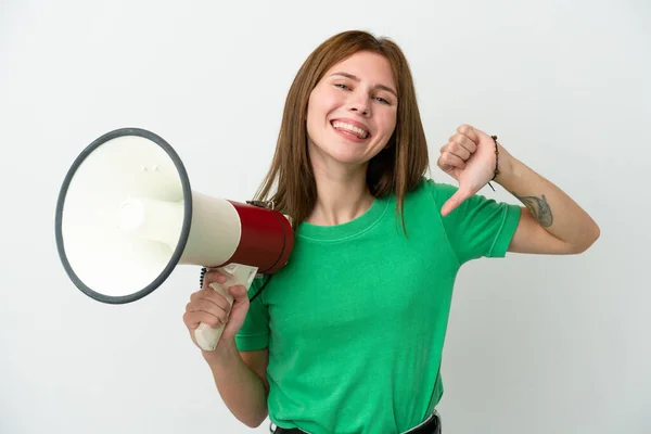 若い英語の女性は メガホンを保持し 誇りと自己満足白の背景に隔離されました — ストック写真