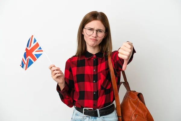 Mladá Žena Drží Vlajku Spojeného Království Izolované Modrém Pozadí Ukazující — Stock fotografie