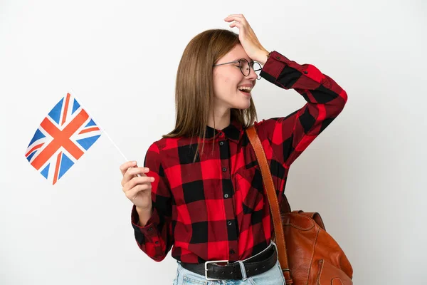 Mladá Žena Držící Britskou Vlajku Izolovanou Modrém Pozadí Něco Uvědomila — Stock fotografie