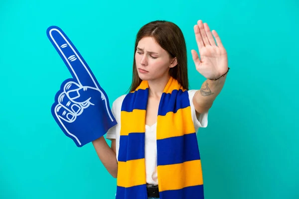 Jonge Sport Fan Vrouw Geïsoleerd Blauwe Achtergrond Maken Stop Gebaar — Stockfoto