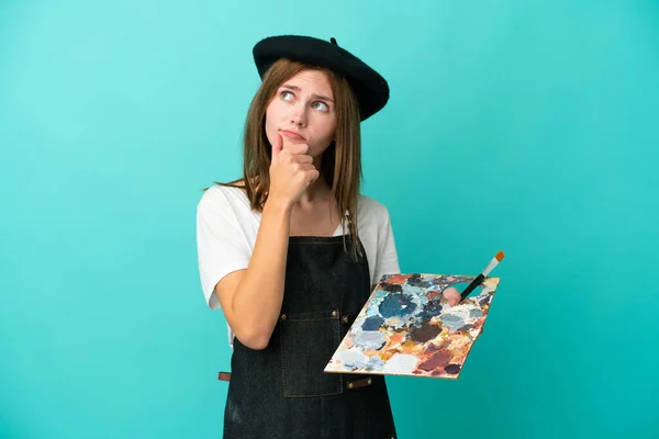 Młoda Artystka Angielski Kobieta Trzyma Paletę Odizolowanych Niebieskim Tle Mając — Zdjęcie stockowe