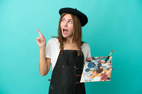 Joven Artista Inglesa Sosteniendo Una Paleta Aislada Sobre Fondo Azul —  Fotos de Stock