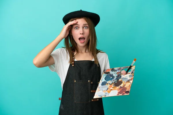 Młoda Artystka Angielska Kobieta Trzyma Paletę Odizolowanych Niebieskim Tle Ekspresją — Zdjęcie stockowe