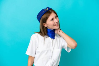 Uçak hostesi İngiliz kadın mavi arka planda izole edilmiş bir fikir düşünüyor.