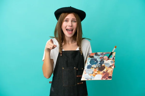 Joven Artista Inglesa Sosteniendo Una Paleta Aislada Sobre Fondo Azul —  Fotos de Stock