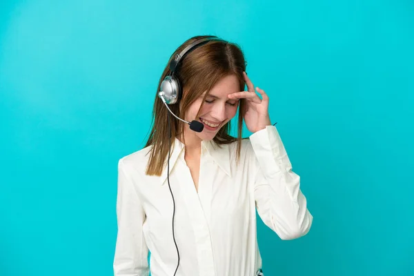 Telemarketer English Woman Working Headset Isolated Blue Background Laughing — Stock Photo, Image