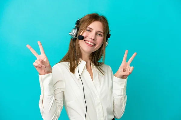 Telemarketer Mulher Inglesa Trabalhando Com Fone Ouvido Isolado Fundo Azul — Fotografia de Stock