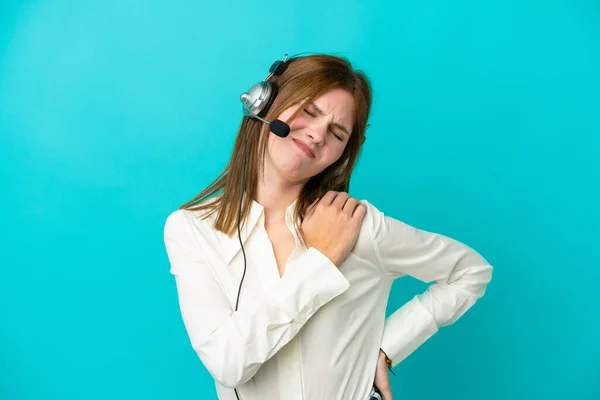 Telemarketer Angielska Kobieta Pracuje Słuchawki Izolowane Niebieskim Tle Cierpiących Ból — Zdjęcie stockowe