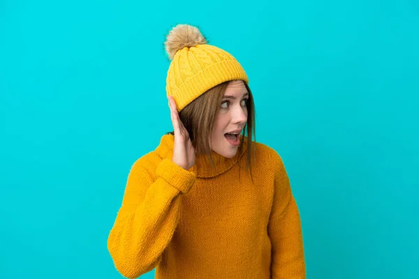 Νεαρή Αγγλίδα Που Φοράει Χειμωνιάτικο Μπουφάν Απομονωμένη Μπλε Φόντο Ακούγοντας — Φωτογραφία Αρχείου