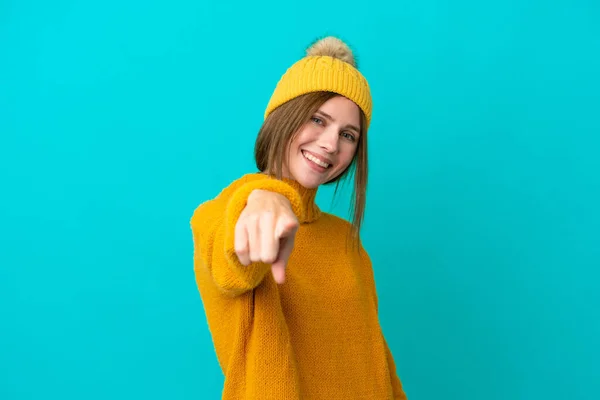 배경에 고립된 겨울용 자켓을 영국의 여성은 자신감 표정으로 당신을 손가락 — 스톡 사진