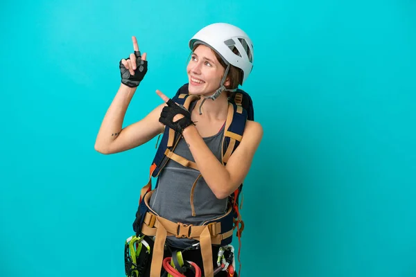 Joven Escaladora Inglesa Aislada Sobre Fondo Azul Señalando Con Dedo —  Fotos de Stock
