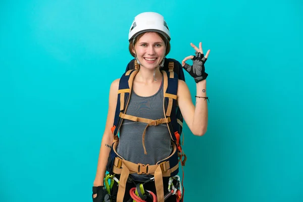Молодая Английская Альпинистка Изолированная Синем Фоне Показывает Знак Пальцами — стоковое фото