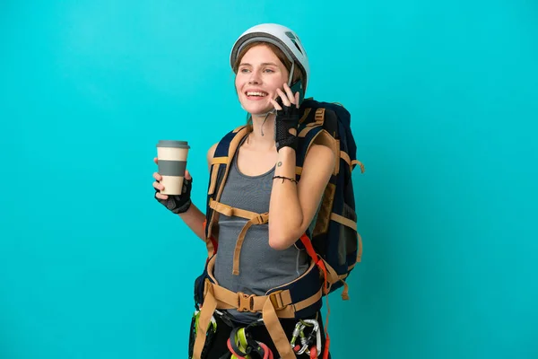 Jovem Inglesa Alpinista Mulher Isolada Fundo Azul Segurando Café Para — Fotografia de Stock