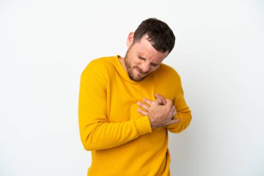 Genç Brezilyalı bir adam beyaz arka planda izole edilmiş, kalbinde ağrı var.