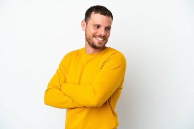 Beyaz arka planda izole edilmiş, kolları bağlı ve mutlu genç bir Brezilyalı.