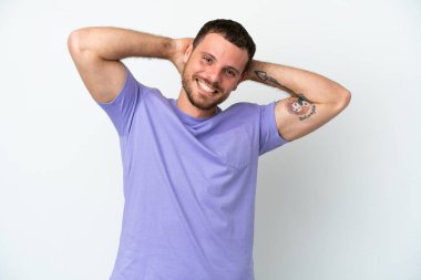 Genç Brezilyalı adam beyaz arka planda izole edilmiş gülüyor.