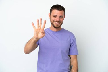 Genç Brezilyalı adam beyaz arka planda izole edilmiş mutlu ve parmakları olan dört kişi sayıyor.