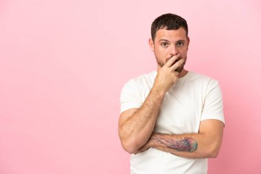 Pembe arka planda yaşayan Brezilyalı genç adam şaşırdı ve şaşırdı.