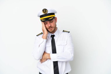 Brezilya uçağı pilotu beyaz arka planda baş ağrısı ile izole edildi.