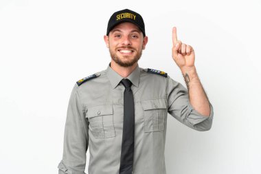 Beyaz arka planda izole edilmiş Brezilyalı genç adam harika bir fikre işaret ediyor.