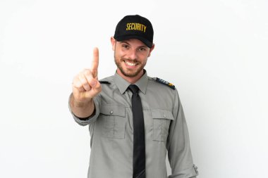 Beyaz arka planda izole edilmiş genç bir Brezilyalı parmak kaldırıyor ve gösteriyor.