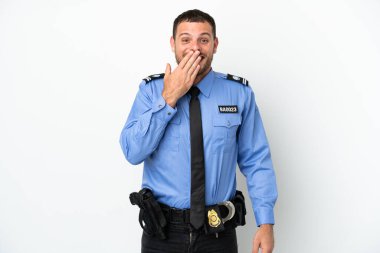 Genç Brezilyalı polis beyaz arka planda izole edilmiş mutlu ve gülümseyen bir adam elleriyle ağzını kapatıyor.